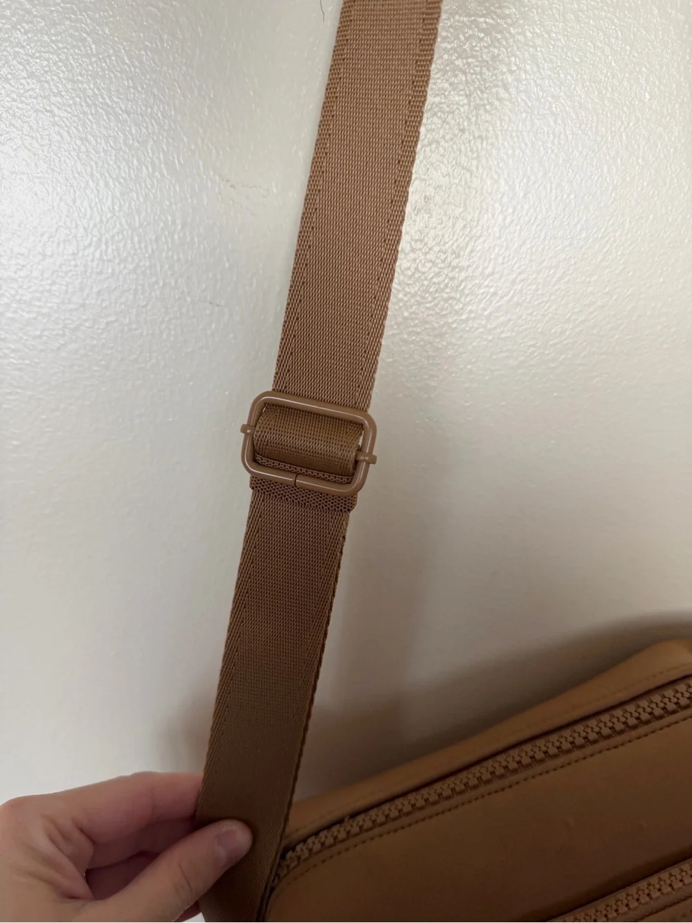 DAGNE DOVER MICAH NEOPRENE CROSSBODY in Camel